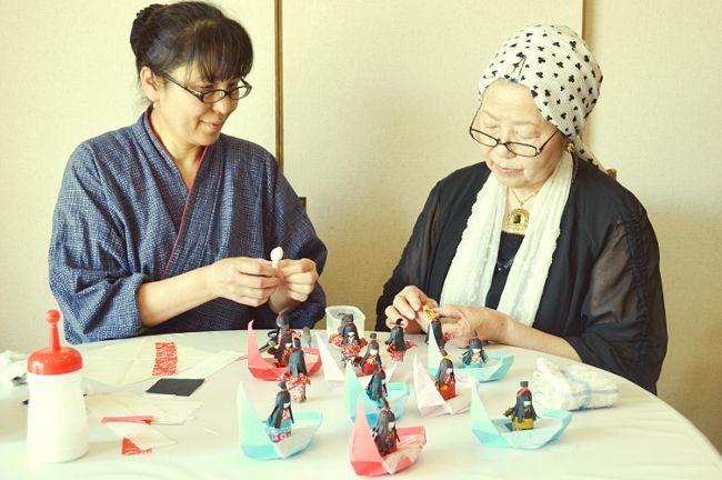 母・志津子さん（右）と、ひとつひとつ心を込めて作る流しびな
