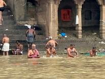 サンタ帽の沐浴で騒ぎに、インド