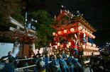 秩父夜祭、極彩色の山車に歓声