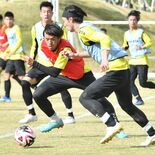 定位置確保へアピール　栃木ＳＣキャンプで初の紅白戦　30選手が出場