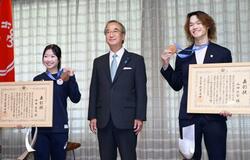 中井、山田両選手に栄誉賞