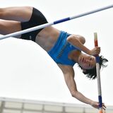 諸田、栄光の放物線　成年女子棒高跳び、４メートル10で優勝