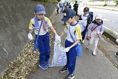 子どもたちと 周辺道路清掃