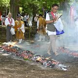 立ち上る炎に無病息災や繁栄祈る　那須塩原の須巻富士で川崎大師厄除不動尊年祭法要