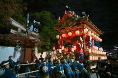 秩父夜祭、極彩色の山車に歓声