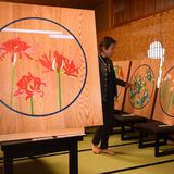 下野の開雲寺で天井画公開　画家の渡辺さん、花々題材に仏教的意味合い込め　27日まで