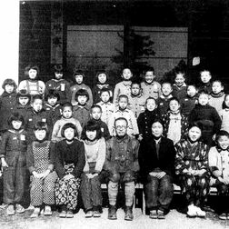 【平和を考える】40人の集合写真発見　栃木　東京の学童が繁桂寺に疎開　後輩に当たる児童ら来訪　不自由な戦時生活に驚く