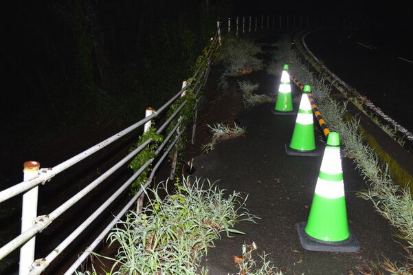 ため池脇の歩道の一部が崩落した現場＝６日午後７時30分、那須烏山市南大和久