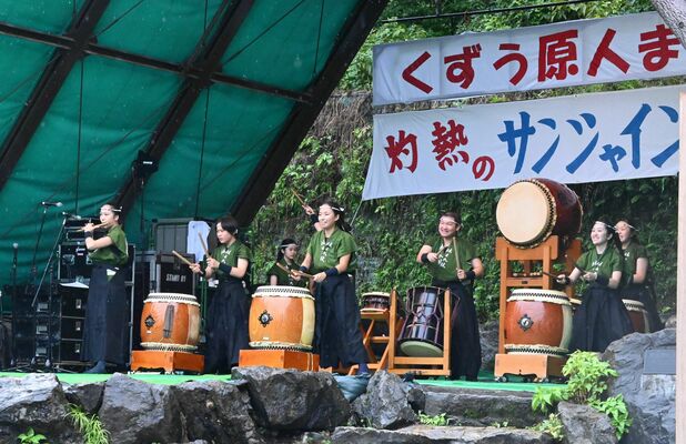 メインステージで力強い演奏を披露した「佐日太鼓」