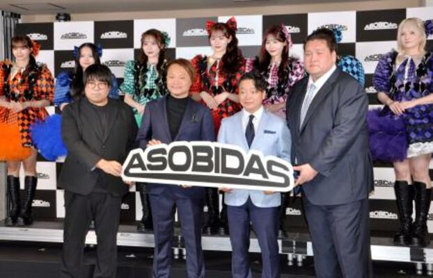 「アソビダス」の設立記者会見にゲスト参加した伊勢ケ浜親方(前列右端)=3日、東京都内