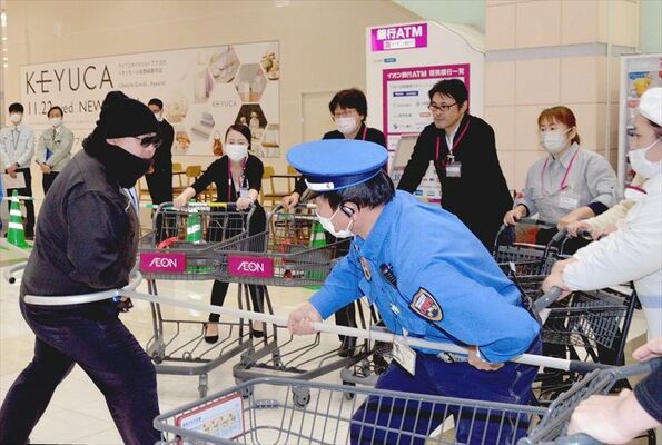 刃物を持った犯人役に対処する参加者たち