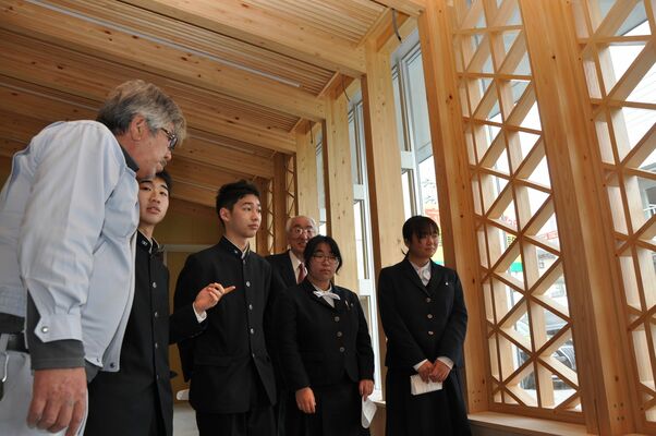 鹿沼組子の耐力壁について説明を聞く生徒
