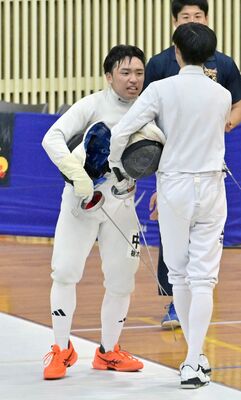 決勝を終え、相手と健闘を称え合う栃商の中浦（左）＝島根県安来市民体育館、広瀬華撮影