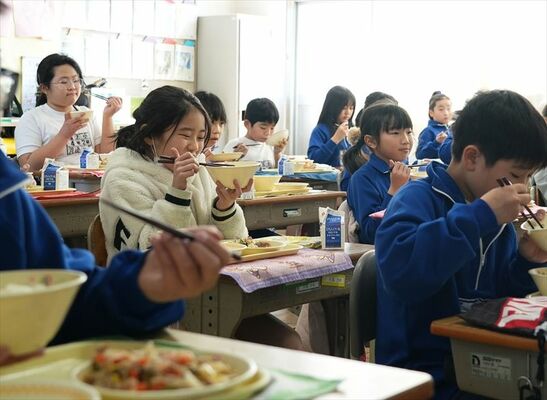 「甘ゆき物語」を使った給食を楽しむ子どもたち