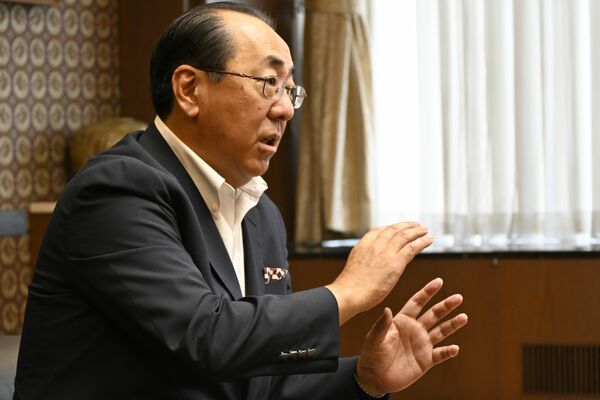 「地域での課題解決に貢献したい」と語る清水頭取＝７月中旬、宇都宮市