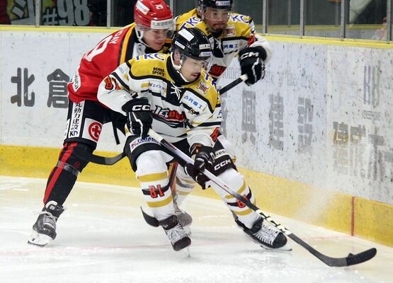 第3ピリオド、バックスのFW鈴木健がパックを保持する=北海道苫小牧市のnepiaアイスアリーナ