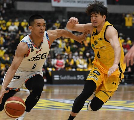 第２クオーター４分、ブレックスの比江島（右）が相手の突破に食らいつく＝日環アリーナ栃木
