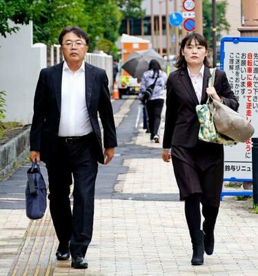 　浜岡原発の運転終了を住民らが求めた訴訟の弁論再開申し立てのため、静岡地裁へ向かう原告団の弁護士ら＝６日午後