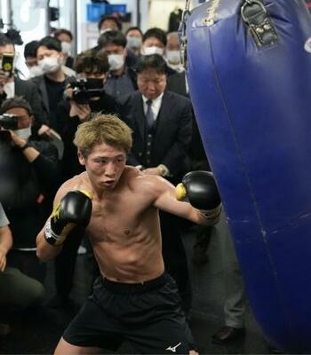 　防衛戦へ向けた練習を公開した井上尚弥＝横浜市の大橋ジム