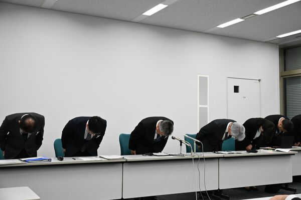 教員の不祥事を受け謝罪する県教委の担当者=18日夜、県庁