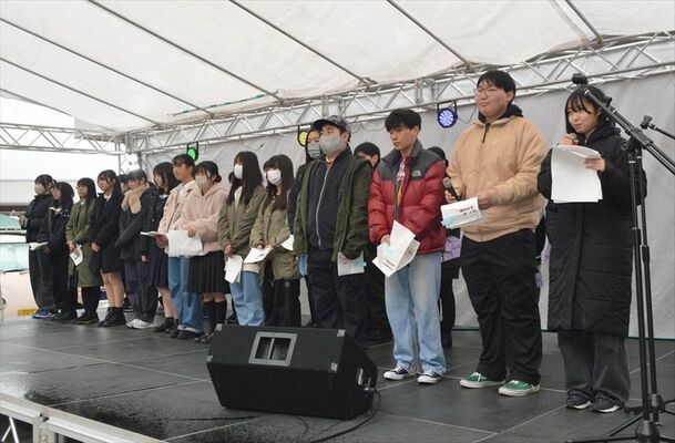 本年度の活動内容を発表する「あしもり隊」のメンバーたち