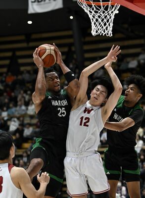 第3クオーター9分、白鴎大のモンガ(左)がオフェンスリバウンドを奪う=東京都大田区の大田区総合体育館、森田大地撮影