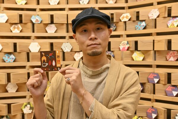 イベントのチラシを持つ徳永さん