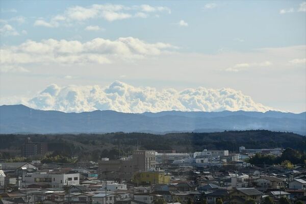 大田原市役所８階から撮影した、八溝山地の方向に現れた雪山にも見える雲＝18日午前９時45分ごろ、大田原市本町１丁目