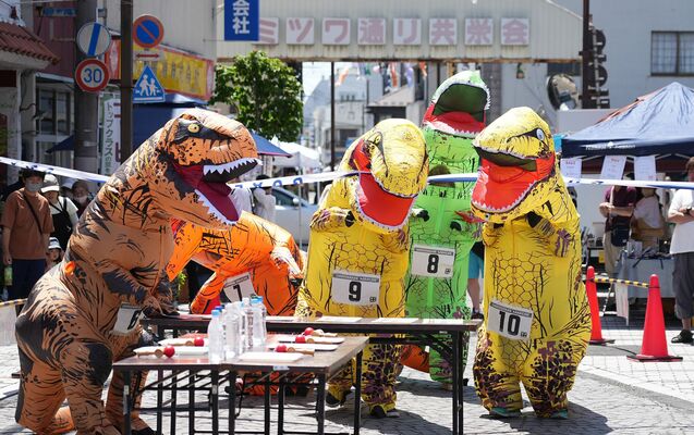 ミツワ通りで開催された「ティラノさんが転んだ」