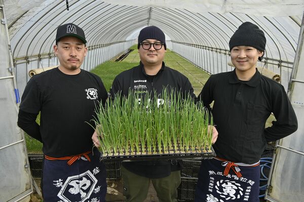 連携してコラボ商品を販売するソメットファームの大塚社長(左端)とFJPの上岡代表(中央)、オールブラックの金子翔摩マネージャー=1月下旬、栃木市