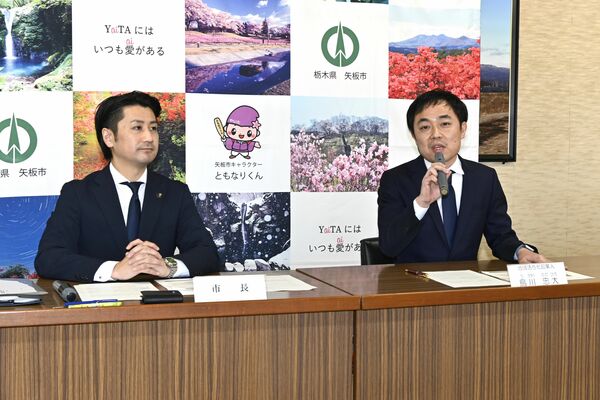 抱負を述べる烏川さん（右）