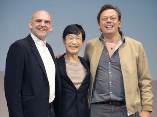 制作発表会見に登場した(左から)ショーン・ホームズ、堺雅人、サイモン・スティーブンス=27日、東京都千代田区