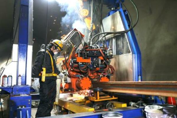 　北海道新幹線の札幌延伸区間で使うレールの溶接作業＝２０日午前、北海道北斗市