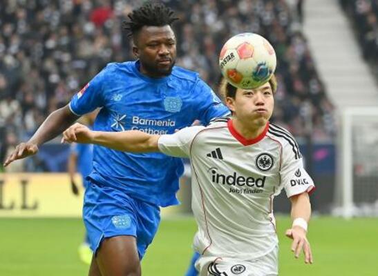 レーバークーゼン戦で競り合うEフランクフルトの堂安(右)=フランクフルト(共同)