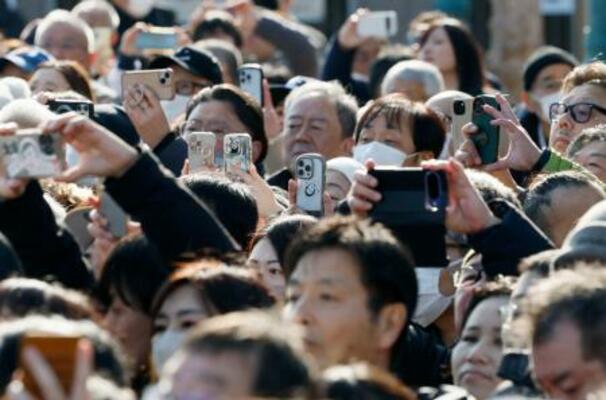 街頭演説会場でスマートフォンを向ける人たち=2日午前、岡山県内