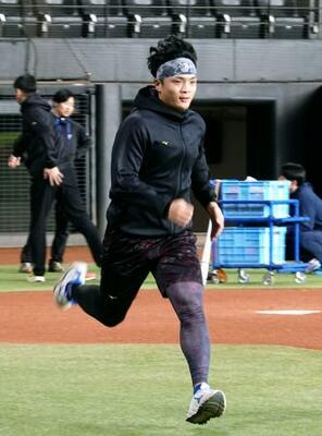 　練習を公開した日本ハムの郡司＝エスコンフィールド北海道