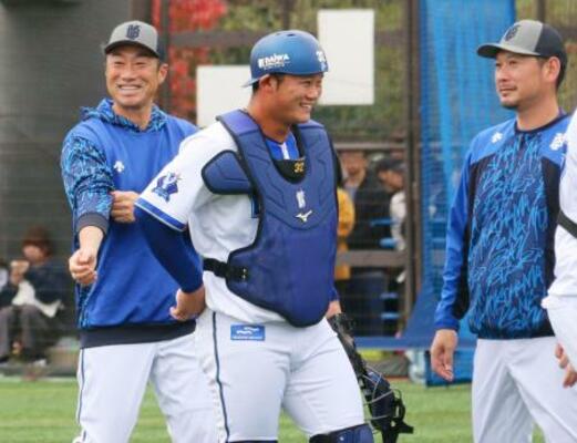 笑顔で練習を見守るDeNAの相川監督(左)=2日、神奈川県横須賀市