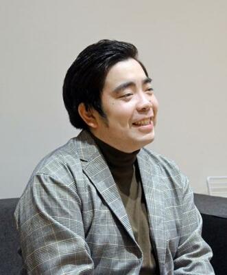 　曲のヒット祈願として「サプライズで滝行に連れて行かれました」と話す徳永ゆうき＝東京都渋谷区