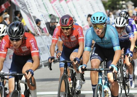 県勢最高の７位に入ったブリッツェンの小野寺（左から２人目）。左は沢田＝福岡県北九州市