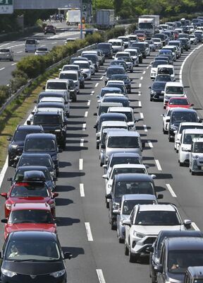 行楽地などへ向かう車で渋滞する東北自動車道下り線＝３日午前９時５分、宇都宮市宝木本町