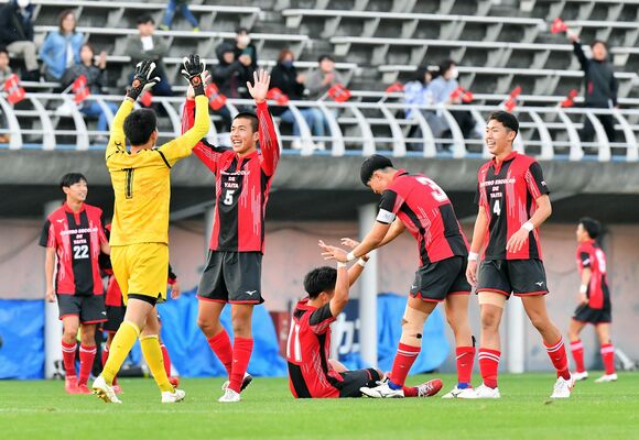 ２年ぶり13度目の優勝を果たし、喜び合う矢板中央高イレブン＝11日午後３時40分、県グリーンスタジアム