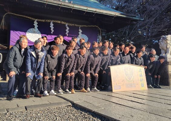 今季の飛躍を願った栃木ＳＣの選手ら＝宇都宮二荒山神社