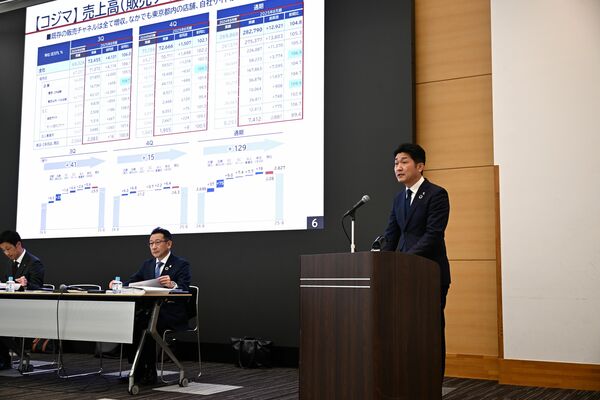 決算内容や今後の取り組みについて説明する中澤社長（右）＝21日午前、東京都