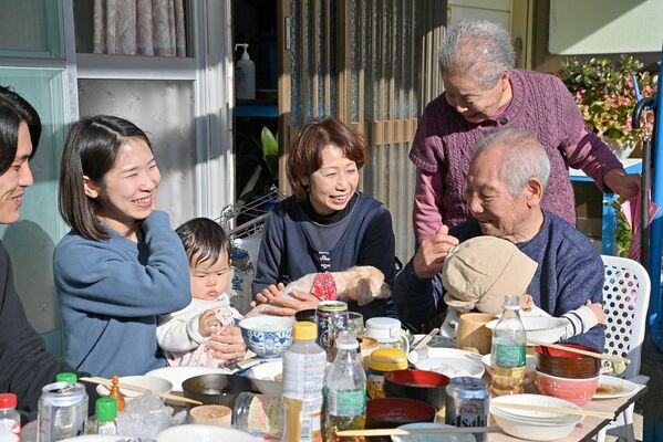ひ孫を囲む浅見さん（右）と妻稲子さん（後ろ）、長女美子さん（中央）たち。家族のつながりが高齢の夫婦を支える＝２０２２年11月中旬、日光市足尾地域