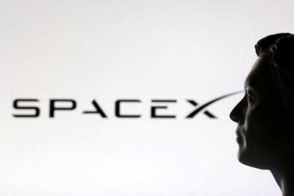 　「スペースＸ」のロゴと、イーロン・マスク氏のイメージ（ロイター＝共同）