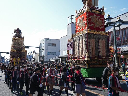 ４年ぶりに開幕した秋祭りで山車を引く子どもたち