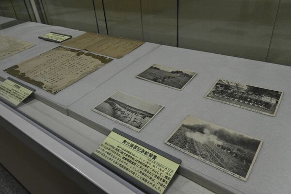 模擬戦闘演習や空砲訓練の様子が写された栃木中学校（現栃木高）の絵葉書＝県立文書館