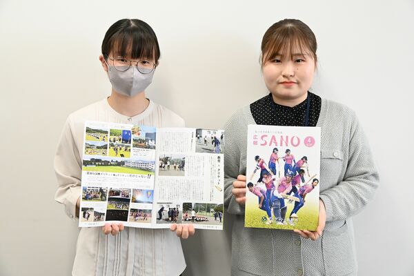 初入選した２０２５年４月号を持つ早川さん（左）