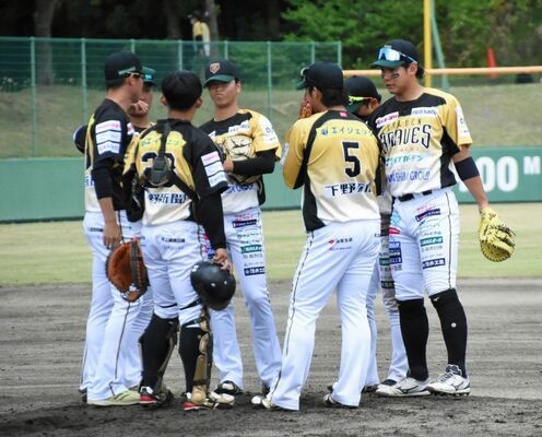 四回、失点を重ねマウンドに集まる栃木ＧＢナイン＝福島県飯舘村のいいたて球場