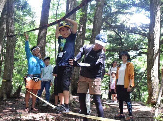 山でスラックラインを楽しむ参加者